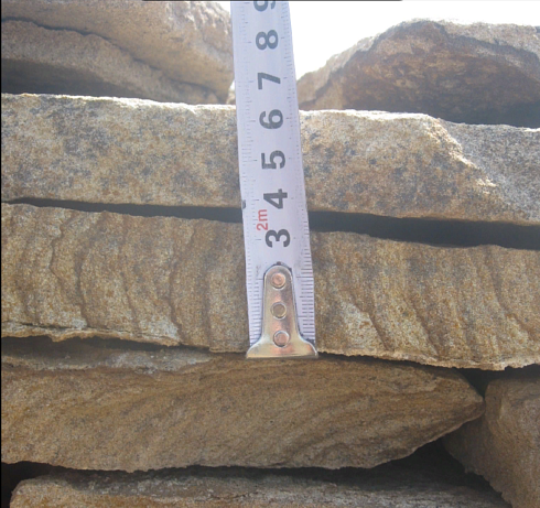 Kamenclub.ru: Песчаник пластушка желтый с рисунком (3 см)  купить в Екатеринбурге песчаник желтый с рисунком, рыжий, желтый песчаник пластушка ландшафтная рваная 8 500 руб/м3   фото КАМЕНЬ КЛУБ