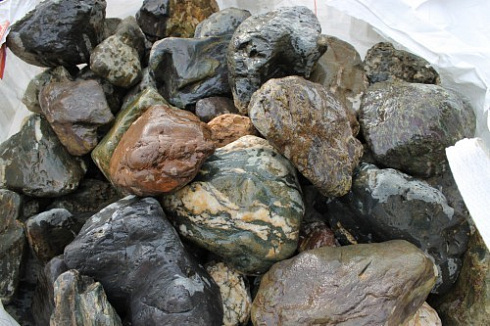 Kamenclub.ru: Ландшафтные валунчики фр.100-500 мм.  купить в Екатеринбурге крупный природный камень серый, темно-серый, светло-серый речной валун крупный 4800 руб/т   фото КАМЕНЬ КЛУБ