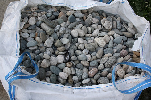 Kamenclub.ru: Галька речная окат (серая) фр.40-60 мм купить  в Екатеринбурге галька речная серый бежевый рыжий коричневый округлый речной камень 5000 руб/т   фото КАМЕНЬ КЛУБ