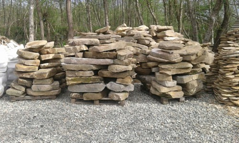 Kamenclub.ru: Песчаник плиты - плахи - пошаговые дорожки (фр. 70-150 мм)  купить в Екатеринбурге песчаник серый бежевый желтый зеленый колотый песчаник строительный 6500 руб/т   фото КАМЕНЬ КЛУБ