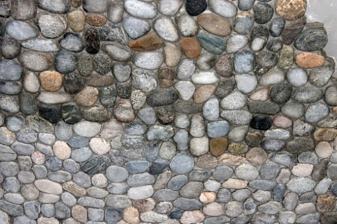 Kamenclub.ru: Галька речная плоская (ассорти) фр. 70-150 мм. купить  в Екатеринбурге галька галечник серый белый темно-серый синий светло-серый плоская природная галька  9000 руб/т   фото КАМЕНЬ КЛУБ