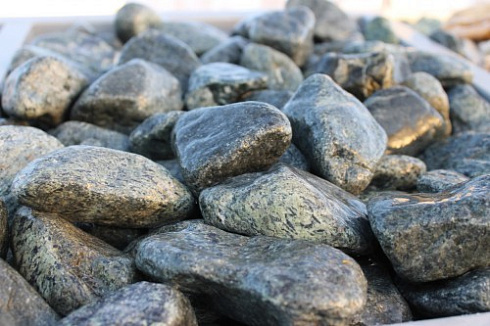 Kamenclub.ru: Щебень галтованный зеленый (змеевик) фр. 50-100 мм.  купить в Екатеринбурге галтовка мраморная зеленый, салатовый мрамор 12 500 руб/т   фото КАМЕНЬ КЛУБ