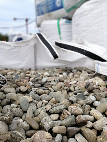 Kamenclub.ru: Галька речная окат (пестрая) фр. 20-40 мм. купить  в Екатеринбурге галька речная пестрая, серая, серые оттенки галька речная окатанная округлая 5000 руб/т   фото КАМЕНЬ КЛУБ