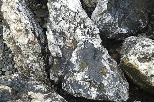 Kamenclub.ru: Черный гранит - кварцит фр. 100-500 мм.  купить в Екатеринбурге мрамор гранит черный с белыми прожилками, серый, белый валун скальный колотый 7000 руб/т   фото КАМЕНЬ КЛУБ