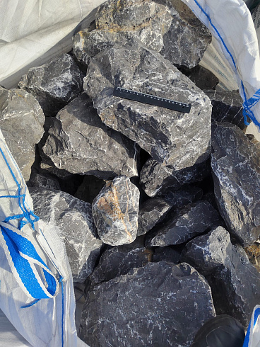 Kamenclub.ru: Черный мрамор скальник фр. 100-500 мм.  купить в Екатеринбурге мрамор черный белый серый крупный колотый валун ландшафтный 8500 руб/т   фото КАМЕНЬ КЛУБ