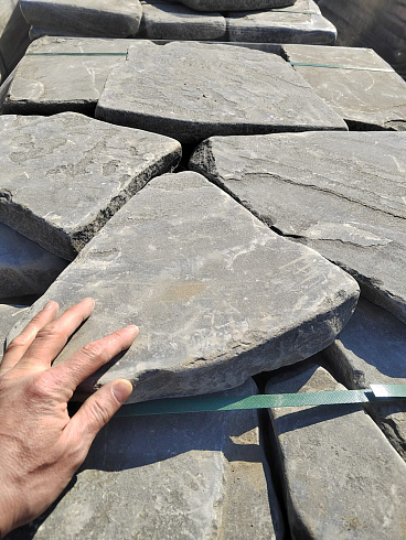 Kamenclub.ru: Песчаник пластушка светло-серый (4,0 - 6,0 см)  купить в Екатеринбурге плитняк - пластушка светло-серый песчаник 12600 руб/м3   фото КАМЕНЬ КЛУБ