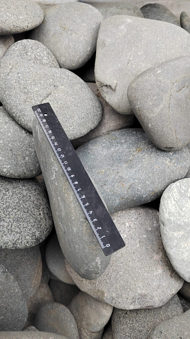 Kamenclub.ru: Галька речная плоская (темно-серая) фр. 70-150 мм. купить  в Екатеринбурге галечник природный темно-серый серый синий речная плоская природная окатанная  9000 руб/т   фото КАМЕНЬ КЛУБ