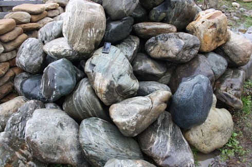 Kamenclub.ru: Речной валун Кабанчик фр.300-500 мм.  купить в Екатеринбурге крупный природный камень галька серый, темно-серый речной валун галечник масштабный 7000 руб/т   фото КАМЕНЬ КЛУБ