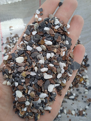 Kamenclub.ru: Мраморная крошка (щебень крошка микс : белый-черный-розовый) фр. 3-5 мм.  купить в Екатеринбурге мрамор белый, черный, розовый, разноцветный мраморная каменная крошка декорвтивная 12000 руб/т   фото КАМЕНЬ КЛУБ