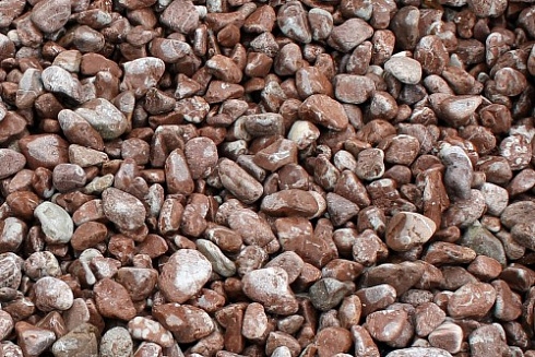 Kamenclub.ru: Мраморная крошка (щебень галтованный розовый) фр.40-70 мм.  купить в Екатеринбурге мрамор розовый, красный галтовка мраморная щебня 15000 руб/т   фото КАМЕНЬ КЛУБ