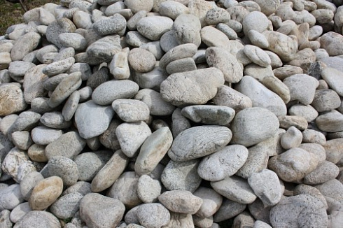 Kamenclub.ru: Бело-серый валунчик фр.100-300 мм.  купить в Екатеринбурге крупный камень для ландшафта серый, белый бело-серый валун крупная галька 4500 руб/т   фото КАМЕНЬ КЛУБ