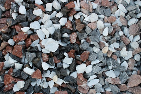 Kamenclub.ru: Мраморная крошка (щебень крошка микс : белый-черный-розовый) фр. 20-40 мм.  купить в Екатеринбурге мрамор белый, черный, розовый декоративная ландшафтная крошка 12000 руб/т   фото КАМЕНЬ КЛУБ