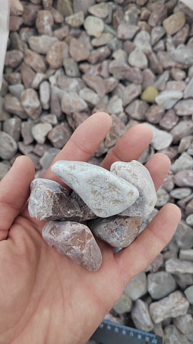 Kamenclub.ru: Мраморная крошка (щебень галтованный розовый) фр.20-40 мм.  купить в Екатеринбурге мрамор розовый, красный оголтованный округлый щебень  15000 руб/т   фото КАМЕНЬ КЛУБ