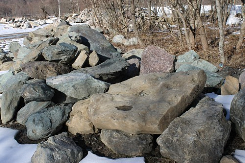 Kamenclub.ru: Гранит скальник (серо-зеленый) фр. 500-1500 мм.  купить в Екатеринбурге гранит мрамор  серый зеленый темно-серый глыба скальная колотая ландшафтная 7 500 руб/т   фото КАМЕНЬ КЛУБ