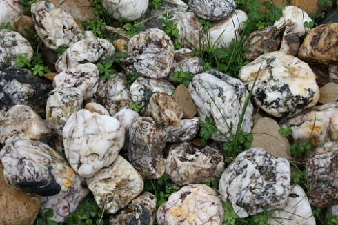 Kamenclub.ru: Кварцевый валунчик фр.100-300 мм.  купить в Екатеринбурге кварц белый, бежевый молочный рыжий крупный природный камень галечник 7850 руб/т   фото КАМЕНЬ КЛУБ