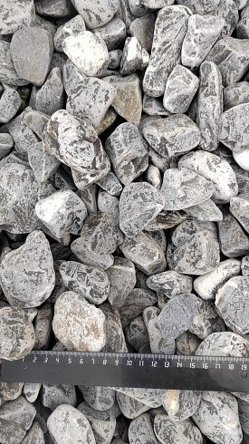 Kamenclub.ru: Щебень галтованный черный (мрамор) фр.40-70 мм.  купить в Екатеринбурге мрамор черный с белыми прожилками, черный, белый щебень галтованный округлый 13500 руб/т   фото КАМЕНЬ КЛУБ