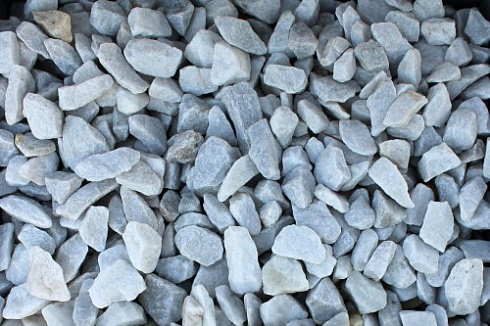 Kamenclub.ru: Мраморная крошка, щебень, цвет-белый,  фр. 20-40 мм.  купить в Екатеринбурге мрамор белый молочный слоновая кость айвори  мраморная крошка ландшафтная 12000 руб/т   фото КАМЕНЬ КЛУБ