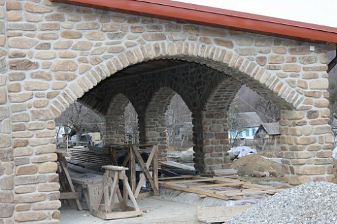 Kamenclub.ru: Песчаник для строительства и кладки блочный (фр 100-200 мм)  купить в Екатеринбурге песчаник бежевый серый рыжий валун мелкий для строительства песчаник 6500 руб/т   фото КАМЕНЬ КЛУБ