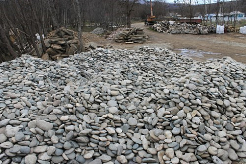 Kamenclub.ru: Галька речная плоская (ассорти) фр. 100-200-300 мм купить  в Екатеринбурге галька галечник природный серый, белый темно-серый синий рыжий светло-серый природная галька плоская крупная 8000 руб/т   фото КАМЕНЬ КЛУБ