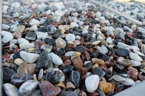 Kamenclub.ru: Мраморная крошка (щебень галтованный микс:белый-черный-розовый-медовый) фр.10-20 мм.  купить в Екатеринбурге мрамор белый, медовый, черный, розовый мраморный декоративный ландшафтный окатанный округлый галтованный щебень 15500 руб/т   фото КАМЕНЬ КЛУБ