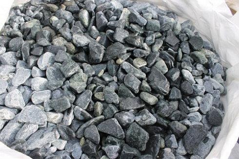 Kamenclub.ru: Щебень галтованный зеленый (змеевик) фр. 50-100 мм.  купить в Екатеринбурге галтовка мраморная зеленый, салатовый мрамор 12 500 руб/т   фото КАМЕНЬ КЛУБ