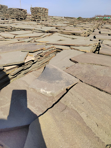 Kamenclub.ru: Песчаник пластушка серо-зеленый (3,0 см)  купить в Екатеринбурге песчаник серо-зеленый, серый, зеленый песчаник пластушка колотый рваный ландшафтный 10200 руб/м3   фото КАМЕНЬ КЛУБ