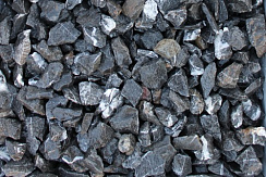 Kamenclub.ru: Щебень крошка черный (мрамор) фр. 5-10 мм.  купить в Екатеринбурге мрамор черный с белыми прожилками, черный, белый мраморная крошка декоративная ландшафтная 11000 руб/т   фото КАМЕНЬ КЛУБ