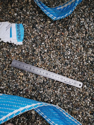 Kamenclub.ru: Галька речная окат (серая) фр.3-5 мм купить  в Екатеринбурге галька речная серая бежевый темно-серый окатанный речной камень округлый 9500 руб/т   фото КАМЕНЬ КЛУБ