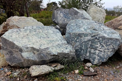 Kamenclub.ru: Змеевик скальник фр. 500-1500 мм.  купить в Екатеринбурге змеевик зеленый серый черный глыба скальная колотая 7500 руб/т   фото КАМЕНЬ КЛУБ