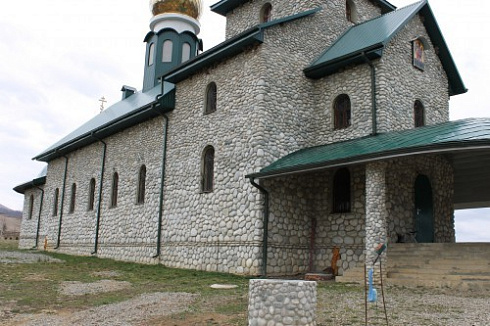 Kamenclub.ru: Галька речная плоская (бело-серая) фр. 100-200-300 мм. купить  в Екатеринбурге галька речная плоская серый, белый, бело-серый, серо-белый речная галька плоская  9000 руб/т   фото КАМЕНЬ КЛУБ