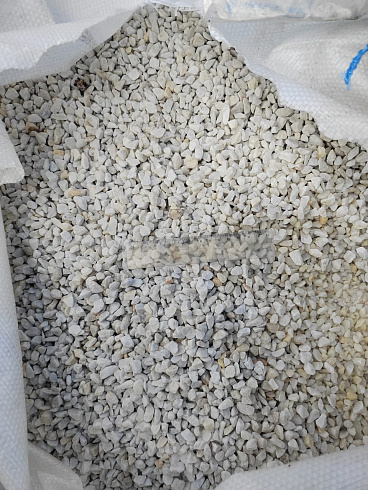 Kamenclub.ru: Мраморная крошка, щебень, цвет-белый, фр. 5-10 мм.  купить в Екатеринбурге мрамор белый, айвори, молочный мраморная каменная крошка ландшафтная 12000 руб/т   фото КАМЕНЬ КЛУБ