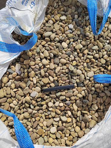 Kamenclub.ru: Галька речная окат рыжая фр. 20-40 мм. купить  в Екатеринбурге галька речная окатанная рыжая желтая серая округлая речная галька 5000 руб/т   фото КАМЕНЬ КЛУБ