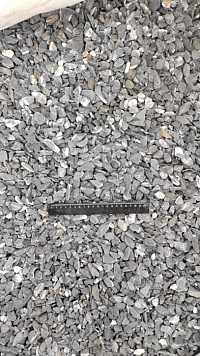 Kamenclub.ru: Щебень галтованный черный (мрамор) фр.10-20 мм.  купить в Екатеринбурге мрамор черный с белыми прожилками, черный, белый окатанный округлый ландшафтный декоративный щебень 15000 руб/т   фото КАМЕНЬ КЛУБ