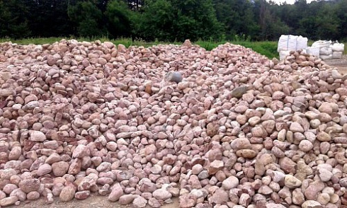 Kamenclub.ru: Розовый валунчик фр.100-300 мм.  купить в Екатеринбурге крупный природный камень розовый, серый молочный красный речной галечник природный 7850 руб/т   фото КАМЕНЬ КЛУБ