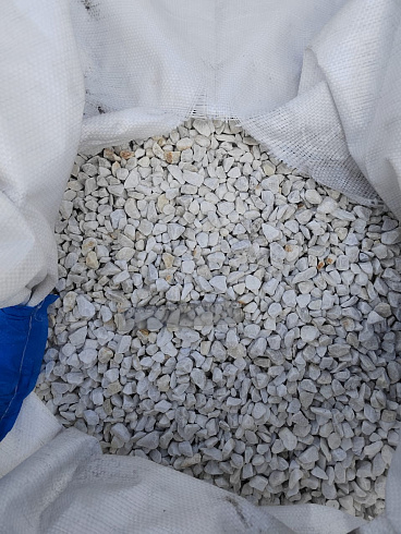 Kamenclub.ru: Мраморная крошка, щебень, цвет-белый, фр. 10-20 мм.  купить в Екатеринбурге мрамор белый, молочный айвори каменная ландшафтная декоративная крошка шебня 12000 руб/т   фото КАМЕНЬ КЛУБ