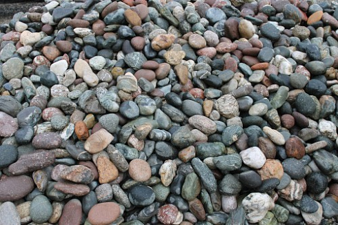 Kamenclub.ru: Галька окат (цветная картошка) фр. 50-100 мм. купить  в Екатеринбурге галька природная окатанная серый белый цветной синий темно-серый коричневый округлый галечник окатанный 6800 руб/т   фото КАМЕНЬ КЛУБ