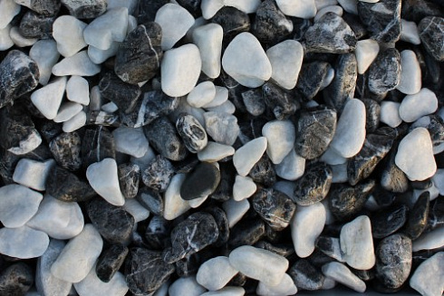 Kamenclub.ru: Мраморная крошка (щебень крошка микс : белый-черный-розовый) фр. 5-10 мм.  купить в Екатеринбурге мрамор белый, черный, розовый, разноцветный микс декоративная мраморная каменная крошка 12000 руб/т   фото КАМЕНЬ КЛУБ