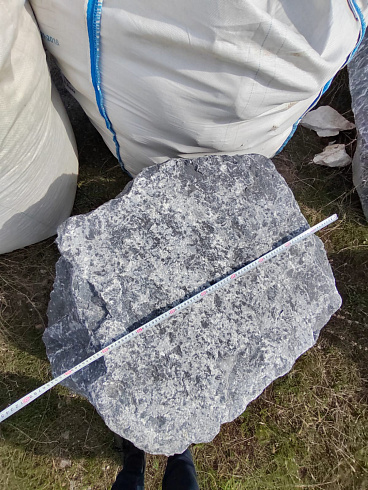 Kamenclub.ru: Черный мрамор скальник фр. 1000-1500 мм.  купить в Екатеринбурге мрамор черный белый серый крупный колотый валун ландшафтный 9000 руб/т   фото КАМЕНЬ КЛУБ