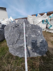 Kamenclub.ru: Черный мрамор скальник фр. 1000-1500 мм.  купить в Екатеринбурге мрамор черный белый серый крупный колотый валун ландшафтный 9000 руб/т   фото КАМЕНЬ КЛУБ