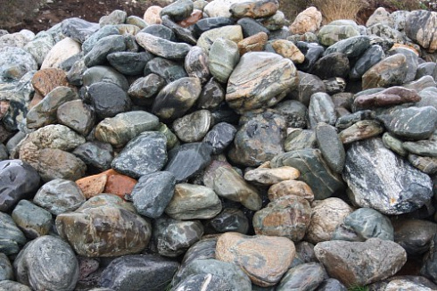 Kamenclub.ru: Ландшафтные валунчики фр.100-500 мм.  купить в Екатеринбурге крупный природный камень серый, темно-серый, светло-серый речной валун крупный 4800 руб/т   фото КАМЕНЬ КЛУБ