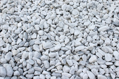 Kamenclub.ru: Щебень галтованный белый (мрамор) фр.5-10 мм.  купить в Екатеринбурге мрамор белый, айвори, молочный каменная мраморная декоративная ландшафтная крошка 17000 руб/т   фото КАМЕНЬ КЛУБ