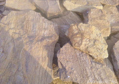 Kamenclub.ru: Песчаник пластушка "фонтанка" желтая (3,0 - 5,0 см)  купить в Екатеринбурге песчаник желтая, рыжий, желтый песчаник колотый рваный со сколом облицовочный 16200 руб/м3   фото КАМЕНЬ КЛУБ