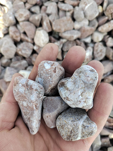 Kamenclub.ru: Мраморная крошка (щебень галтованный розовый) фр.20-40 мм.  купить в Екатеринбурге мрамор розовый, красный оголтованный округлый щебень  15000 руб/т   фото КАМЕНЬ КЛУБ