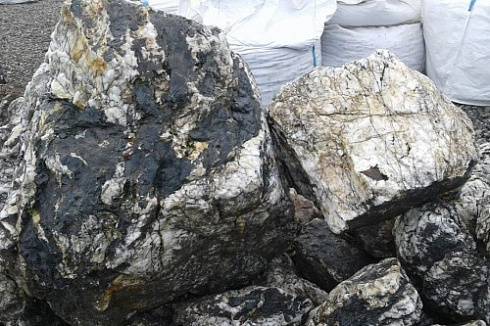 Kamenclub.ru: Черный гранит - кварцит фр. 500-1000 мм.  купить в Екатеринбурге гранит кварцит черный серый белый скальный колотый валун 9750 руб/т   фото КАМЕНЬ КЛУБ