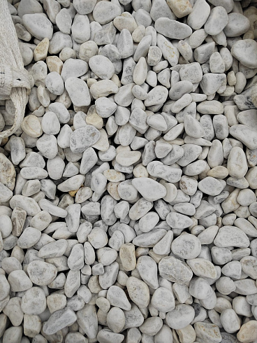 Kamenclub.ru: Мраморная крошка (щебень галтованный белый) фр.40-70 мм.  купить в Екатеринбурге мрамор белый молочный айвори окатанный округлый природный камень 17000 руб/т   фото КАМЕНЬ КЛУБ