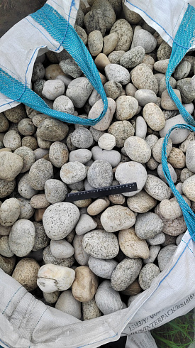 Kamenclub.ru: Галька речная окат (серо-белая) фр. 70-120 мм купить  в Екатеринбурге галька галечник бело-серая, серо-белая, серая, белая речная природная галька  8000 руб/т   фото КАМЕНЬ КЛУБ