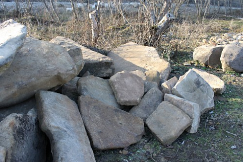 Kamenclub.ru: Песчаник плиты - плахи - пошаговые дорожки (фр. 70-150 мм)  купить в Екатеринбурге песчаник серый бежевый желтый зеленый колотый песчаник строительный 6500 руб/т   фото КАМЕНЬ КЛУБ