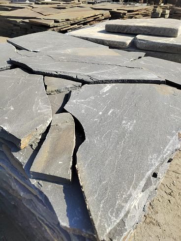 Kamenclub.ru: Песчаник пластушка светло-серый (3,0 см)  купить в Екатеринбурге песчаник светло-серый, серый песчаник рваный ландшафтный колотый 13800 руб/м3   фото КАМЕНЬ КЛУБ