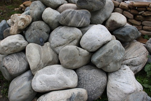 Kamenclub.ru: Речной валун Кабанчик фр.300-500 мм.  купить в Екатеринбурге крупный природный камень галька серый, темно-серый речной валун галечник масштабный 7000 руб/т   фото КАМЕНЬ КЛУБ