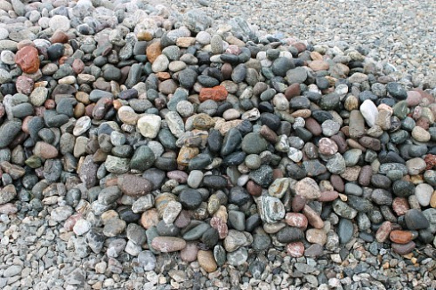 Kamenclub.ru: Галька окат (цветная картошка) фр. 50-100 мм. купить  в Екатеринбурге галька природная окатанная серый белый цветной синий темно-серый коричневый округлый галечник окатанный 6800 руб/т   фото КАМЕНЬ КЛУБ